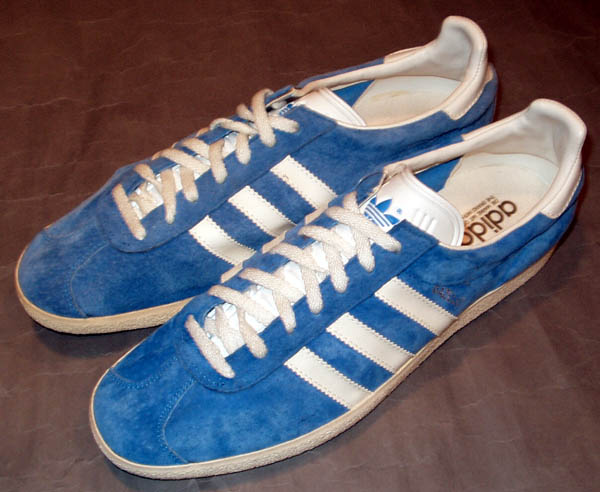 "adidas GAZELLE 01" by adifansnet is licensed under CC BY-SA 2.0. 