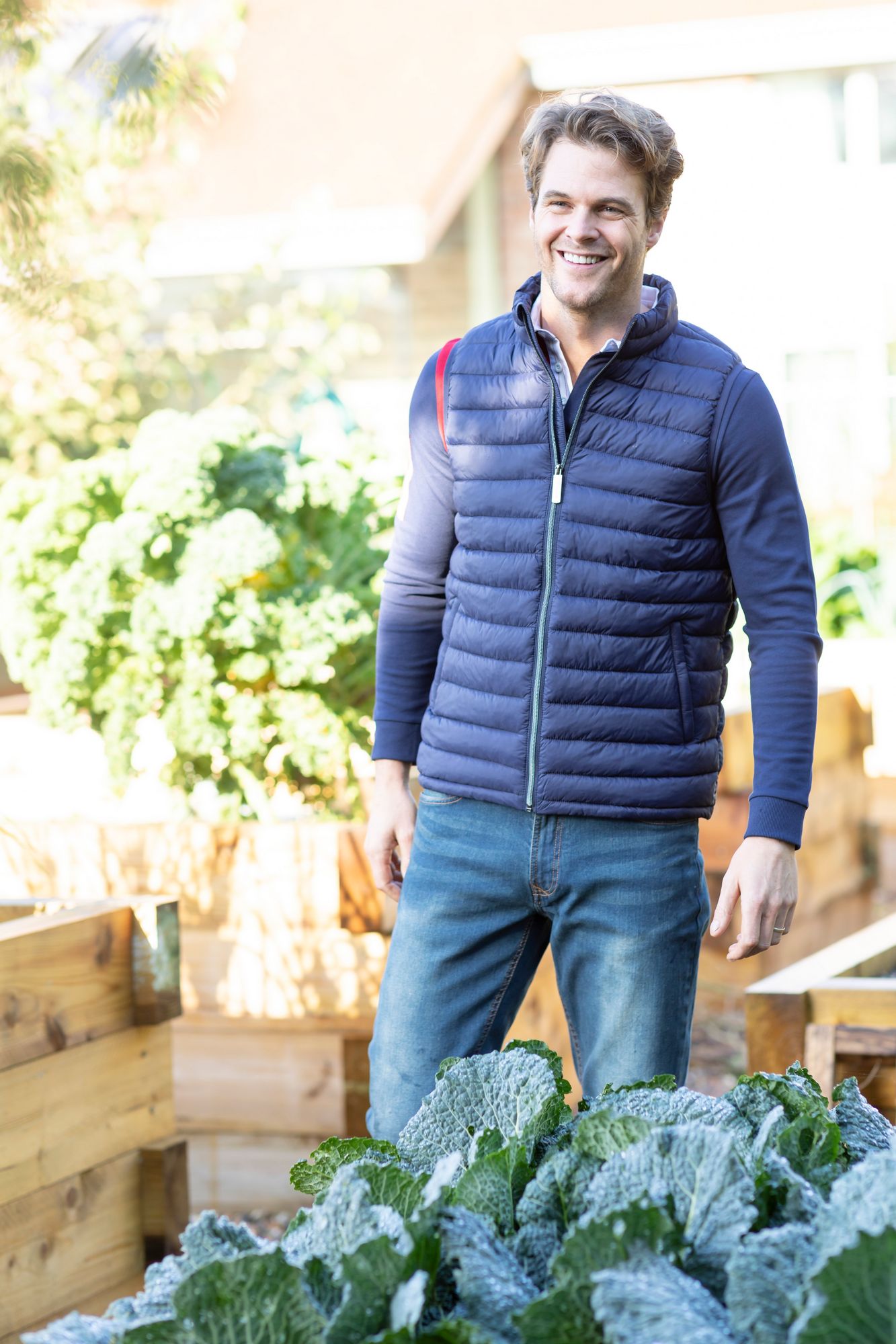 Man weating a lightweight puffer jacket