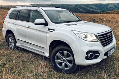 Side view of a white Haval H9.