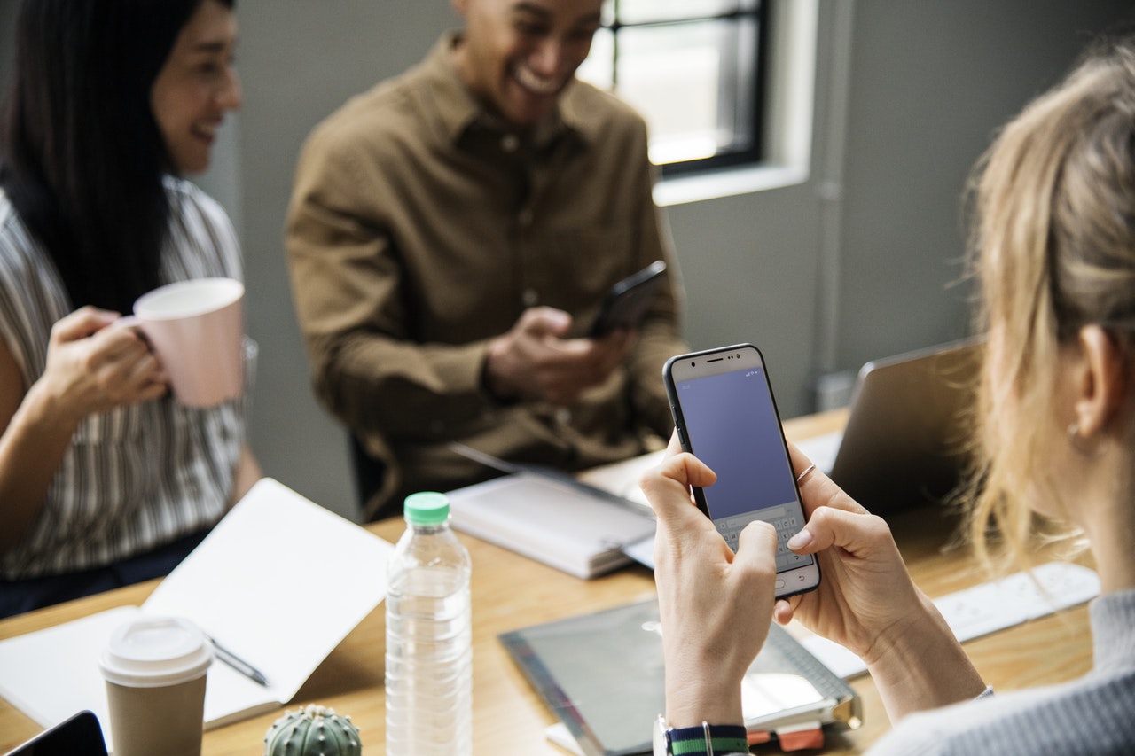 Cellphones in a Meeting | Medical Aid Blog| Hippo.co.za