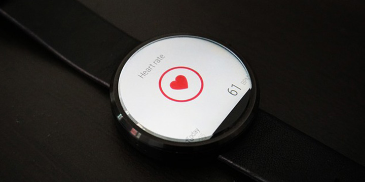 Smartwatch with heart rate monitor and red heart at the centre.