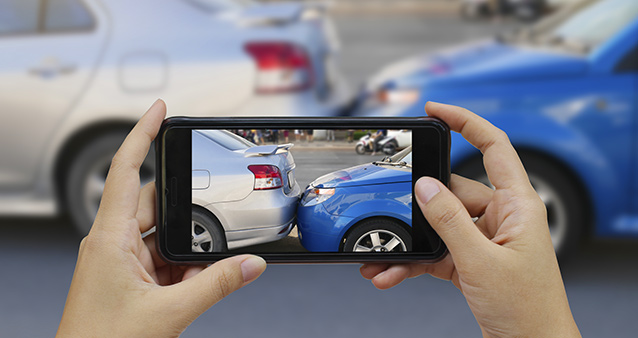 Taking a photo of a car accident so that comprehensive car insurance will covers the damages