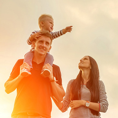 Family of 3 - little boy pointing in the distance while sitting on dads shoulder | Unique benefits | Hippo partner