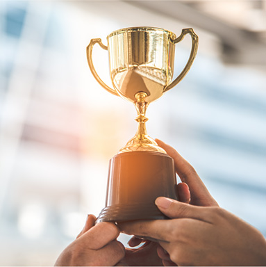 People holding up trophy | Awards | Hippo partner